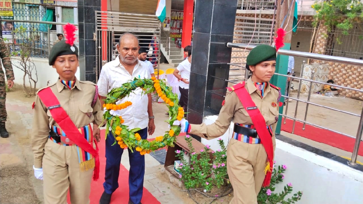 शहीद के पिता ने दी श्रद्धांजलि