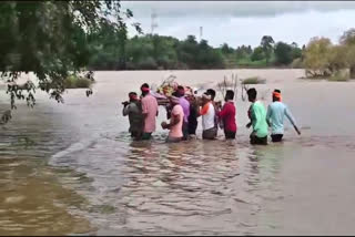 VILLAGERS CARRIED THE DEAD BODY  DEAD BODY CREMATED  FLOODED GRAVEYARD  DAVANAGERE