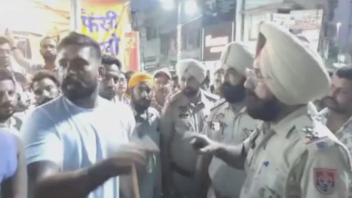 The young man broke the mobile phone of a policeman on duty in Gurdaspur