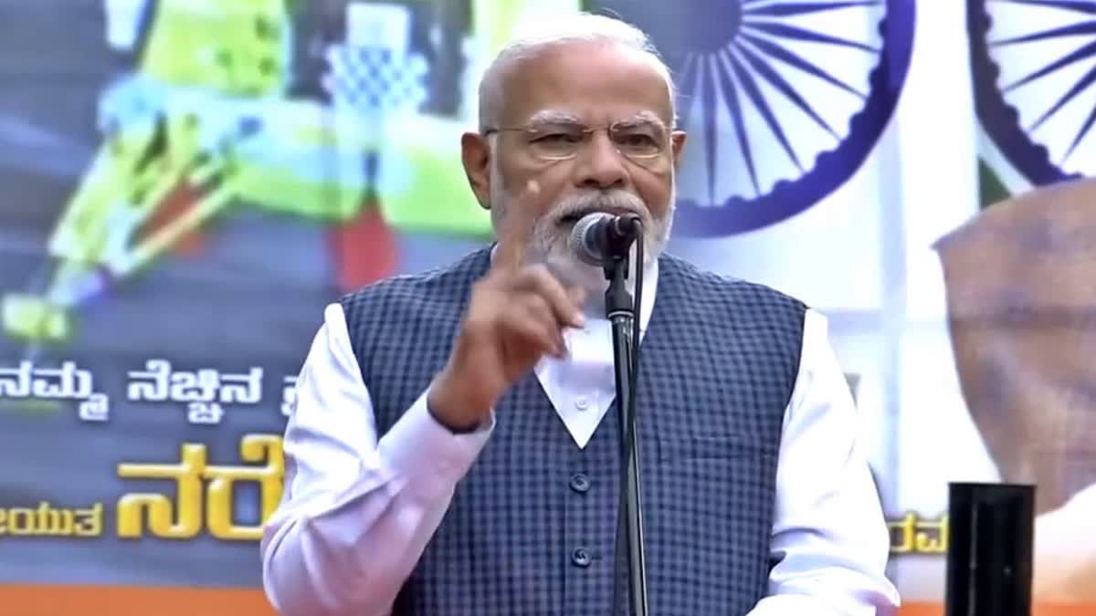 Jai jawan  Jai vigyaan  PM Modi lauds scientists in Bengaluru  PM Modi in Bengaluru  ವಿಜ್ಞಾನಿಗಳನ್ನು ಶ್ಲಾಘಿಸಿದ ಪ್ರಧಾನಿ ಮೋದಿ  ಎರಡು ರಾಷ್ಟ್ರಗಳ ಪ್ರವಾಸ ಮುಗಿಸಿ ಪ್ರಧಾನಿ  ಗ್ರೀಸ್​ನಿಂದ ನೇರವಾಗಿ ಬೆಂಗಳೂರು  ಚಂದ್ರಯಾನ 3 ಯಶಸ್ಸಿಗಾಗಿ ಶ್ರಮಿಸಿದ ಇಸ್ರೋ ವಿಜ್ಞಾನಿ  ಇಸ್ರೋ ವಿಜ್ಞಾನಿಗಳನ್ನು ಅಭಿನಂದಿಸಲು ಪ್ರಧಾನಮಂತ್ರಿ  ಇಸ್ರೋ ವಿಜ್ಞಾನಿಗಳ ಭೇಟಿಗೂ ಮುನ್ನ  ನ ಎಚ್‌ಎಎಲ್ ವಿಮಾನ ನಿಲ್ದಾಣದ ಹೊರಗೆ ಜನರನ್ನುದ್ದೇಶಿ