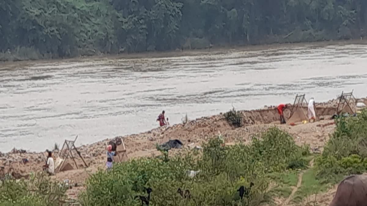 illegal-sand-lifting-work-going-in-seraikela-banks-of-jayaprakash-udyan-river