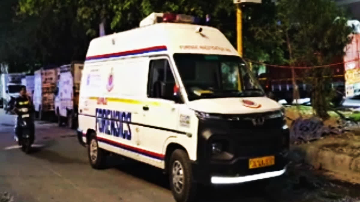 A man chopped off his wife's hand and fled from a hotel situated in North-West Delhi on Friday night. Police have launched a probe. Hunt is on to arrest the absconder. The couple hailing from Kanpur had checked into the New Mayur Hotel situated in the Adarsh ​​Nagar police station area of North-West Delhi.