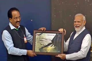 PM Modi declares August 23 as National Space Day  National Space Day  PM Modi with ISRO scientists  Bengaluru news  ISRO news  ಆಗಸ್ಟ್ 23 ಅನ್ನು ರಾಷ್ಟ್ರೀಯ ಬಾಹ್ಯಾಕಾಶ ದಿನ  ರಾಷ್ಟ್ರೀಯ ಬಾಹ್ಯಾಕಾಶ ದಿನ ಎಂದು ಘೋಷಿಸಿದ ಪ್ರಧಾನಿ  ದೇಶದ ಪ್ರತಿಷ್ಠಿತ ಚಂದ್ರಯಾನ 3 ಯಶಸ್ಸಿನ  ವಿಕ್ರಮ್ ಲ್ಯಾಂಡರ್ ಚಂದ್ರನನ್ನು ಸ್ಪರ್ಶಿಸಿದ ಸ್ಥಳ  ಚಂದ್ರನ ದಕ್ಷಿಣ ಧ್ರುವದಲ್ಲಿ ಇಳಿದ ಜಗತ್ತಿನ ಮೊದಲ ನೌಕೆ