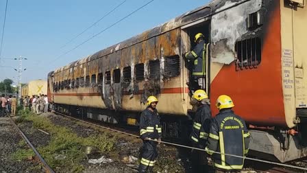 Madurai Train Fire Accident  train from UP caught fire  UP train caught Fire in Madurai  Train caught Fire in Madurai station  മധുരയില്‍ ട്രെയിനിന് തീപിടിച്ചു  ടൂറിസ്റ്റ് ട്രെയിന്‍  tourist train caught Fire  ടൂറിസ്റ്റ് ട്രെയിനിന് മധുര സ്റ്റേഷനില്‍ തീപിടിച്ചു  മധുര ട്രെയിന്‍ തീപിടിത്തം  ട്രെയിന്‍ അപകടം മധുര