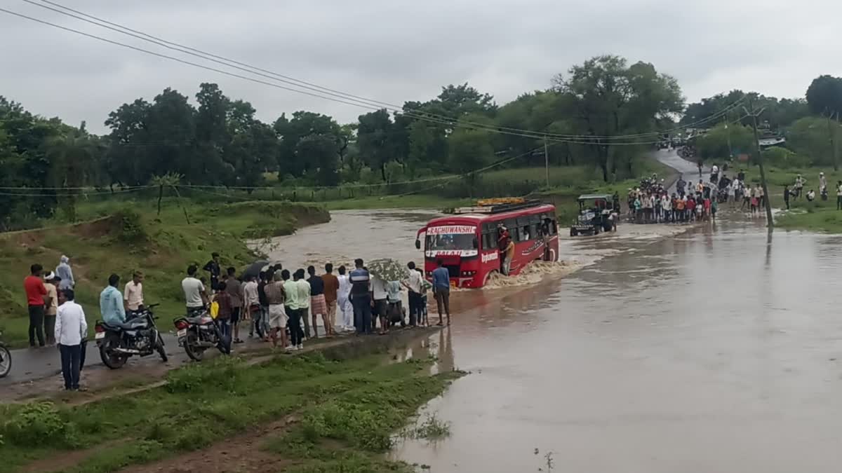 BUS CROSS OVERFLOWING RIVER