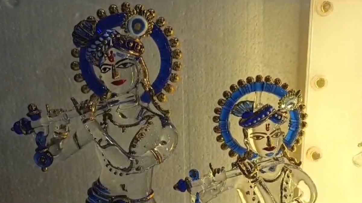 श्रीकृष्ण की कांच की मूर्तियां