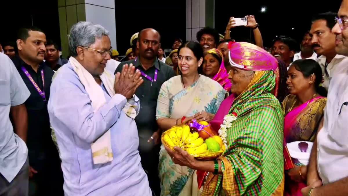 cm-siddaramaiah-honored-the-grandmother