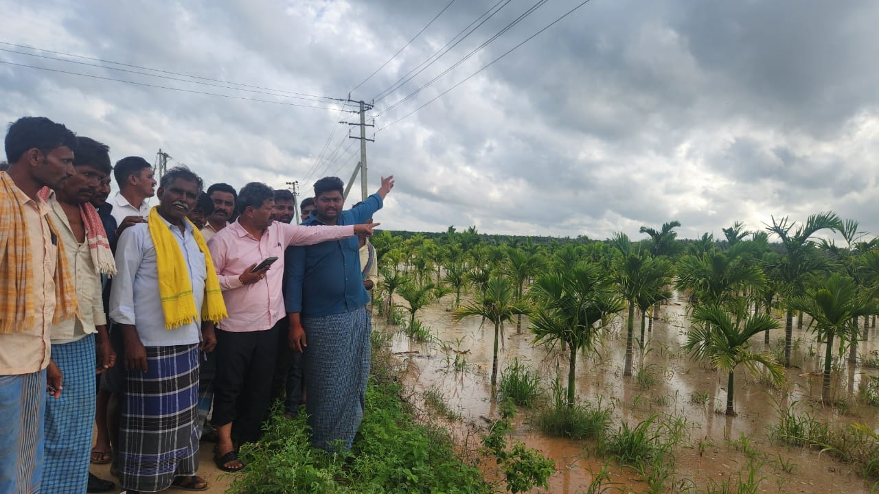 Former Minister MP Renukacharya visited the place where the Tunga upper bank canal burst