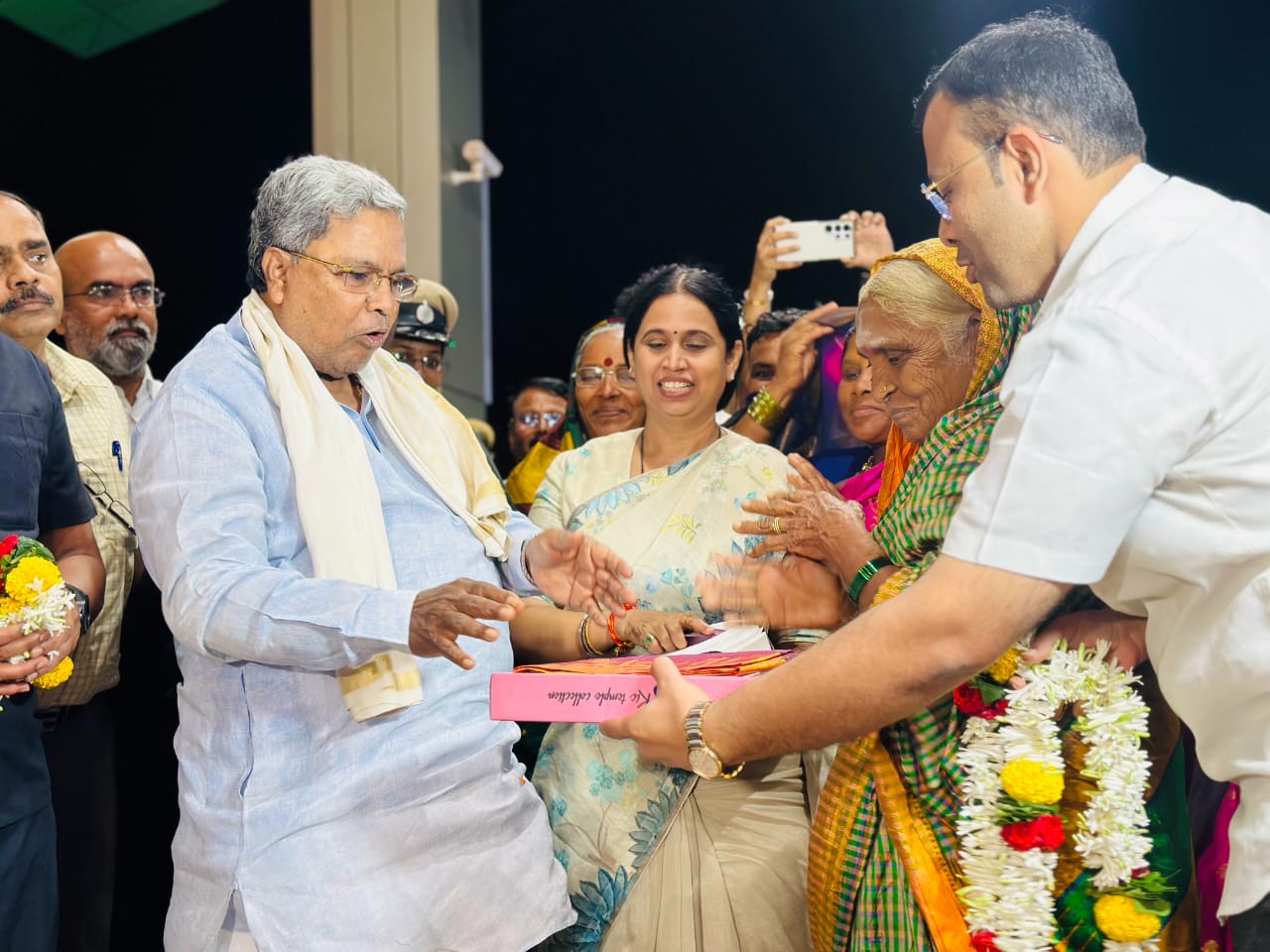 cm-siddaramaiah-honored-the-grandmother