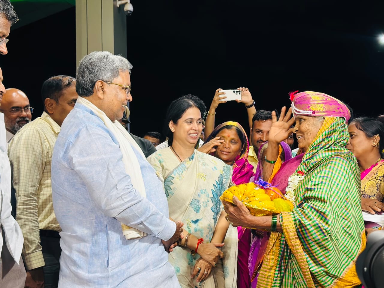 cm-siddaramaiah-honored-the-grandmother