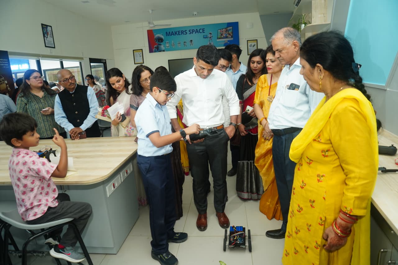 बच्चों के मॉडल को शुभांशु शुक्ला ने देखा और तारीफ की.