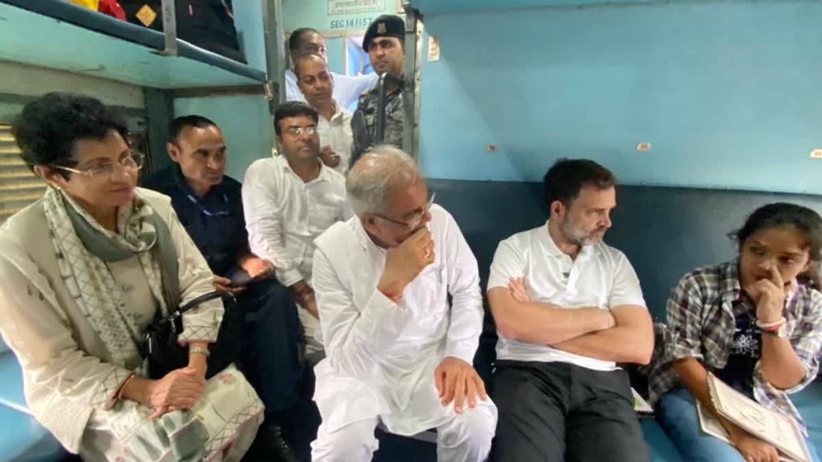 RAHUL GANDHI TRAVELED BY TRAIN IN CHHATTISGARH TOUR RAHUL GANDHI RETURNING TO RAIPUR BY TRAIN INTERCITY EXPRESS RAHUL GANDHI IN TRAIN