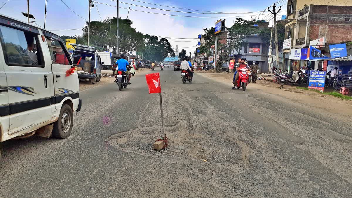 red-flag-put-up-potholes-nh75e-khunti