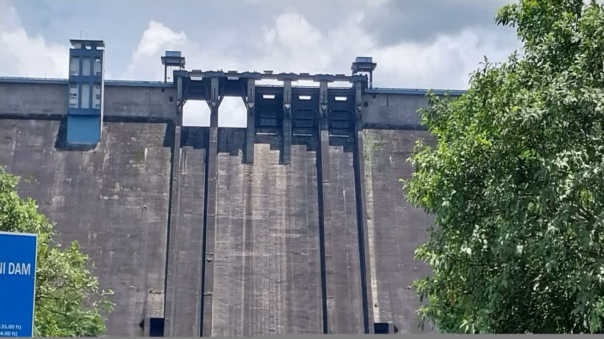 Etv Bharat Security breach at Idukki Dam  Entry Restrictions At Idukki Dam  Idukki Dam Entry limited to buggy cars Only  Idukki Dam Visit  Idukki Dam Security Lapse  ഇടുക്കി അണക്കെട്ടില്‍ സുരക്ഷാവീഴ്‌ച  ഇടുക്കി അണക്കെട്ട്  ചെറുതോണി അണക്കെട്ട്  ഇടുക്കി അണക്കെട്ട് ബഗ്ഗി കാര്‍  ഇടുക്കി അണക്കെട്ട് പ്രവേശന നിയന്ത്രണം