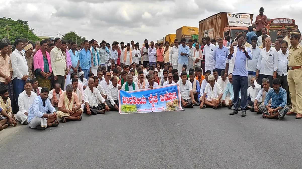 Farmers protest demand release water to paddy crop