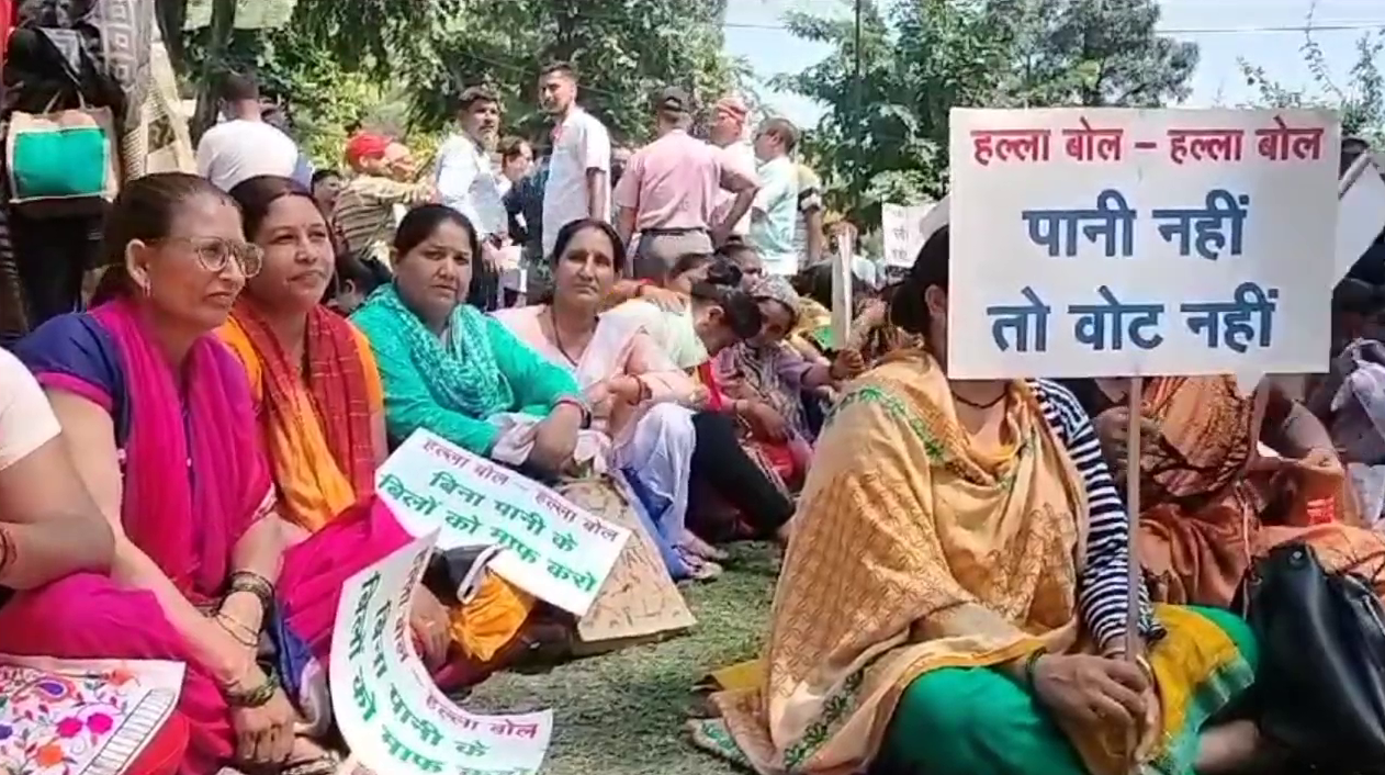 People Protest For Water In Chauras