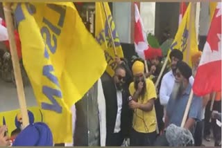 Khalistan Supporters Protest  ഹര്‍ദീപ് സിങ് നിജ്ജാര്‍ കൊലക്കേസ്  ഇന്ത്യന്‍ കോണ്‍സുലേറ്റിന് മുന്നില്‍ പ്രതിഷേധം  ഇന്ത്യന്‍ പതാക കത്തിച്ച് ഖാലിസ്ഥാന്‍ അനുകൂലികള്‍  Indian Consulate In Canada  ഇന്ത്യന്‍ പതാക  ഖാലിസ്ഥാന്‍ അനുകൂലികള്‍  ഖാലിസ്ഥാന്‍ നേതാവ് ഹര്‍ദീപ് സിങ് നിജ്ജാര്‍  Minister Justin Trudeau  Canadian Prime Minister Justin Trudeau