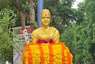 CM KCR Pays tribute Chakali Ilamma