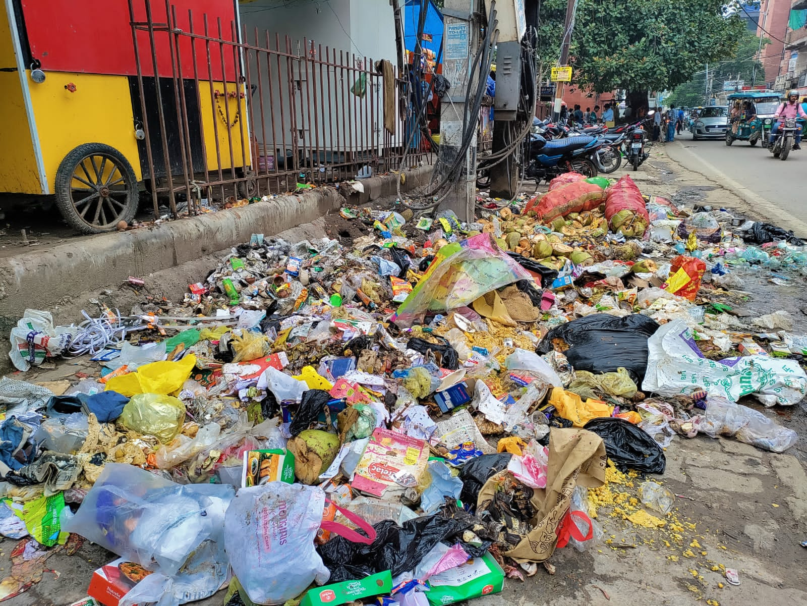 कूड़े का उठाव न होने से बढ़ी परेशानी