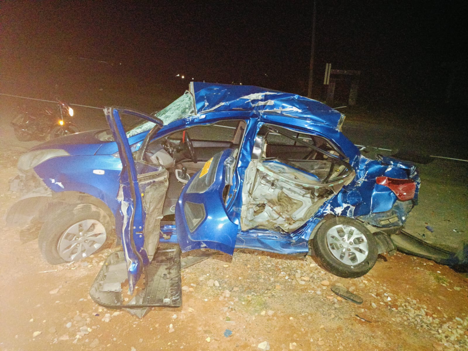 Three died and Two injured  Three died and one injured in road accident  road accident at Tumkur  Car and lorry collide in Tumkur  ಲಾರಿ ಕಾರಿನ ನಡುವೆ ಭೀಕರ ರಸ್ತೆ ಅಪಘಾತ  ಮೂವರ ಸಾವು  ಲಾರಿ ಮತ್ತು ಕಾರಿನ ನಡುವೆ ಭೀಕರ ರಸ್ತೆ ಅಪಘಾತ  ಓರ್ವನಿಗೆ ಗಾಯಗೊಂಡಿರುವ ಘಟನೆ  ಬೆಳ್ಳಂಬೆಳಗ್ಗೆ ಭೀಕರ ರಸ್ತೆ ಅಪಘಾತ  ಭೀಕರ ರಸ್ತೆ ಅಪಘಾತದಲ್ಲಿ ಮೂವರು ಮೃತ  ಬೆಂಗಳೂರಿನಿಂದ ಪಾವಗಡ ಕಡೆಗೆ ಬರುತ್ತಿದ್ದ ಕಾರು  ಪಾವಗಡದಿಂದ ತುಮಕೂರಿನ ಕಡೆಗೆ ಹೋಗುತ್ತಿದ್ದ ಲಾರಿ