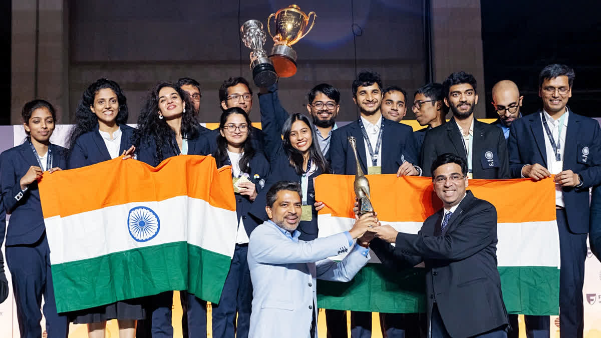 PM Narendra Modi Meets Indian Men’s And Women’s Teams After Their