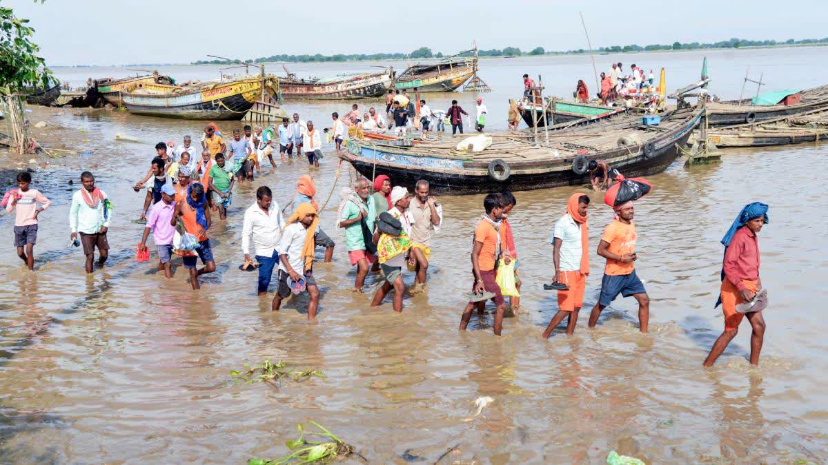 Villagers in Nakta Diyara area relocate by boats to reach safer places as Ganga water level rises in Patna