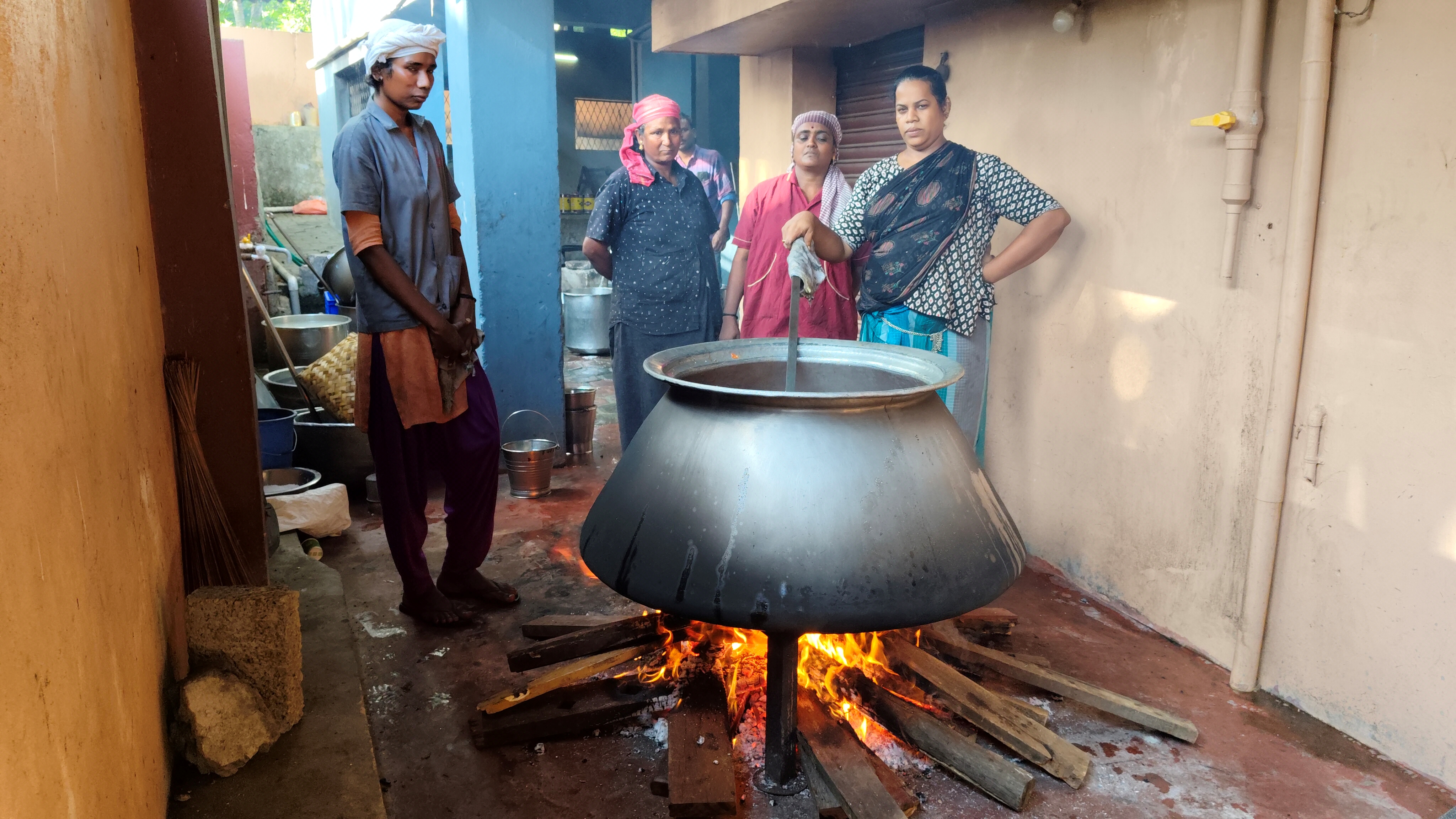 திருநங்கை கனிகாவின் குழுவினர்