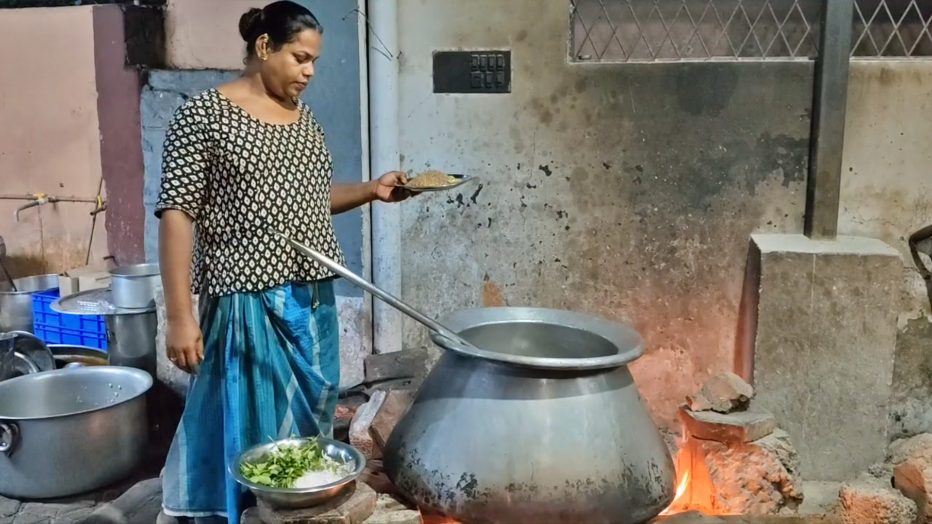 பிரியாணி செய்ய தயாராகும் திருநங்கை கனிகா