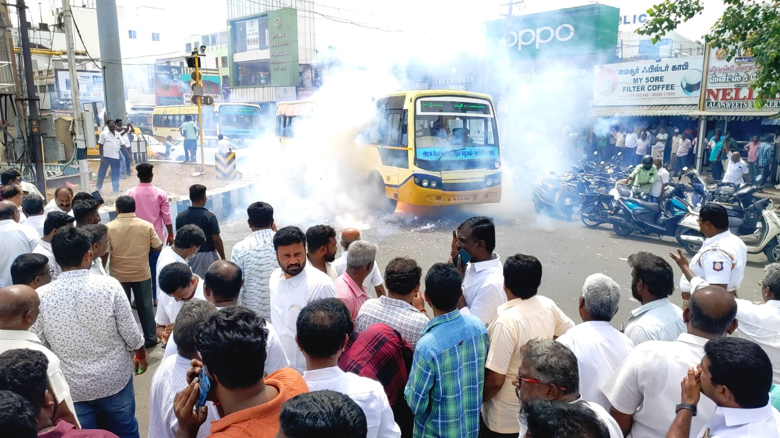 கரூரில் கொண்டாட்டத்தை வெளிப்படுத்திய திமுகவினர் புகைப்படம்