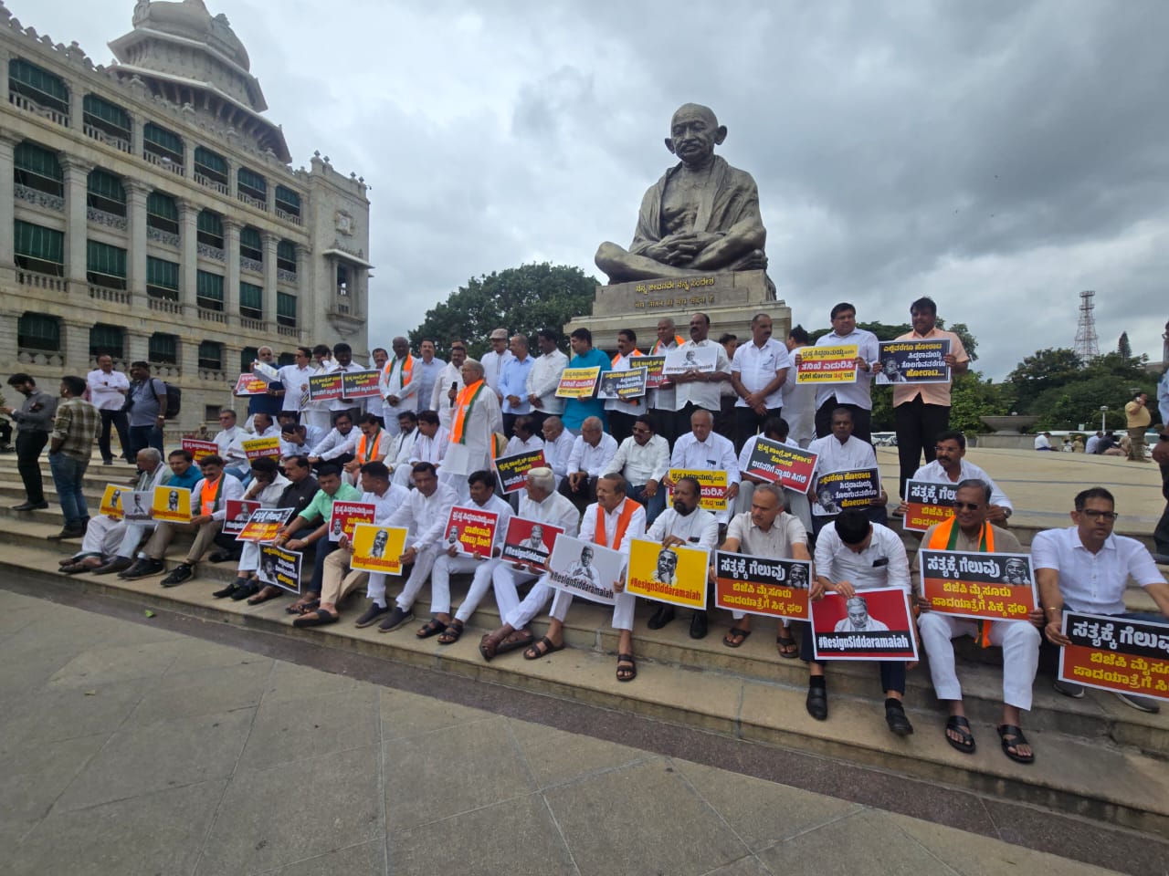 ಗಾಂಧಿ ಪ್ರತಿಮೆ ಎದುರು ಬಿಜೆಪಿ ಪ್ರತಿಭಟನೆ