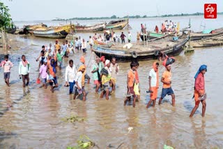 பாட்னாவில் கங்கை நீர் மட்டம் உயர்ந்து வருவதால், நக்தா தியாரா பகுதியில் உள்ள கிராம மக்கள் படகுகள் மூலம் பாதுகாப்பான இடங்களுக்கு இடம் பெயர்ந்துள்ளனர்.