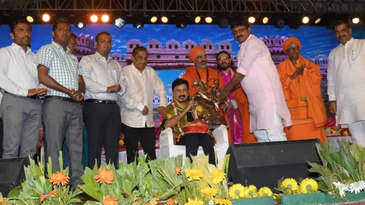 Ramesh Aravind was felicitated at Kittur Utsav