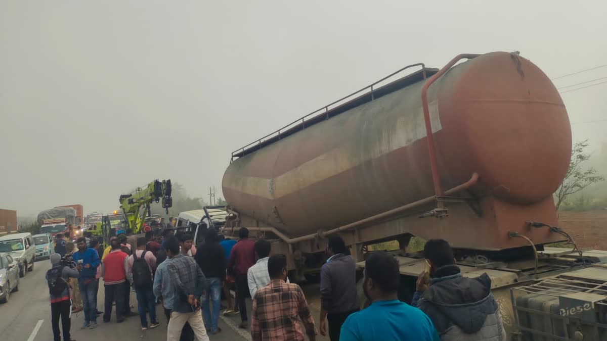 15 killed in accident in Chikkaballapur  Chikkaballapur accident  accident in Chikkaballapur  Horrific accident in chikkaballapur  ചിക്കബല്ലാപ്പൂർ ദേശീയപാതയിൽ ടാറ്റ സുമോ അപകടം  ചിക്കബല്ലാപ്പൂരിൽ ടാറ്റ സുമോ അപകടത്തിൽപ്പെട്ടു  മരിച്ചവരെല്ലാം ആന്ധ്രാപ്രദേശ് സ്വദേശികൾ  All the deceased were natives of Andhra Pradesh  അപകടം  കാറപകടം  accident  Chikkaballapur accident