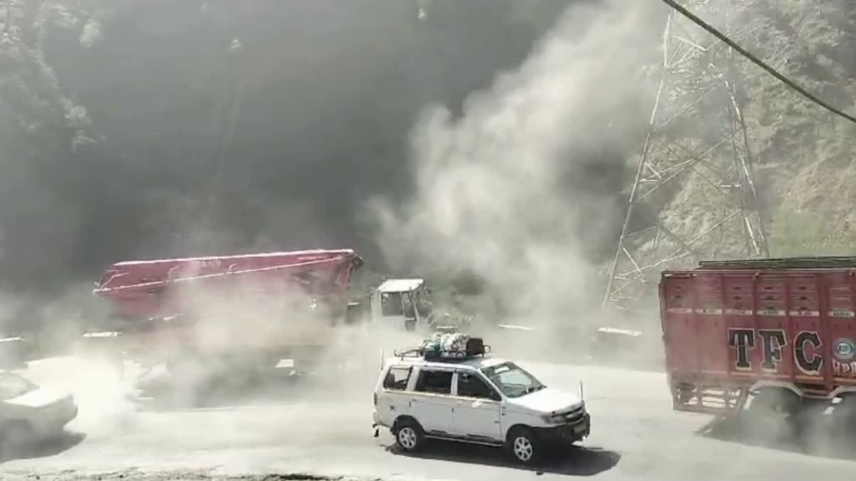سرینگر جموں شاہراہ پر گرد و غبار سے لوگ امراض میں مبتلا