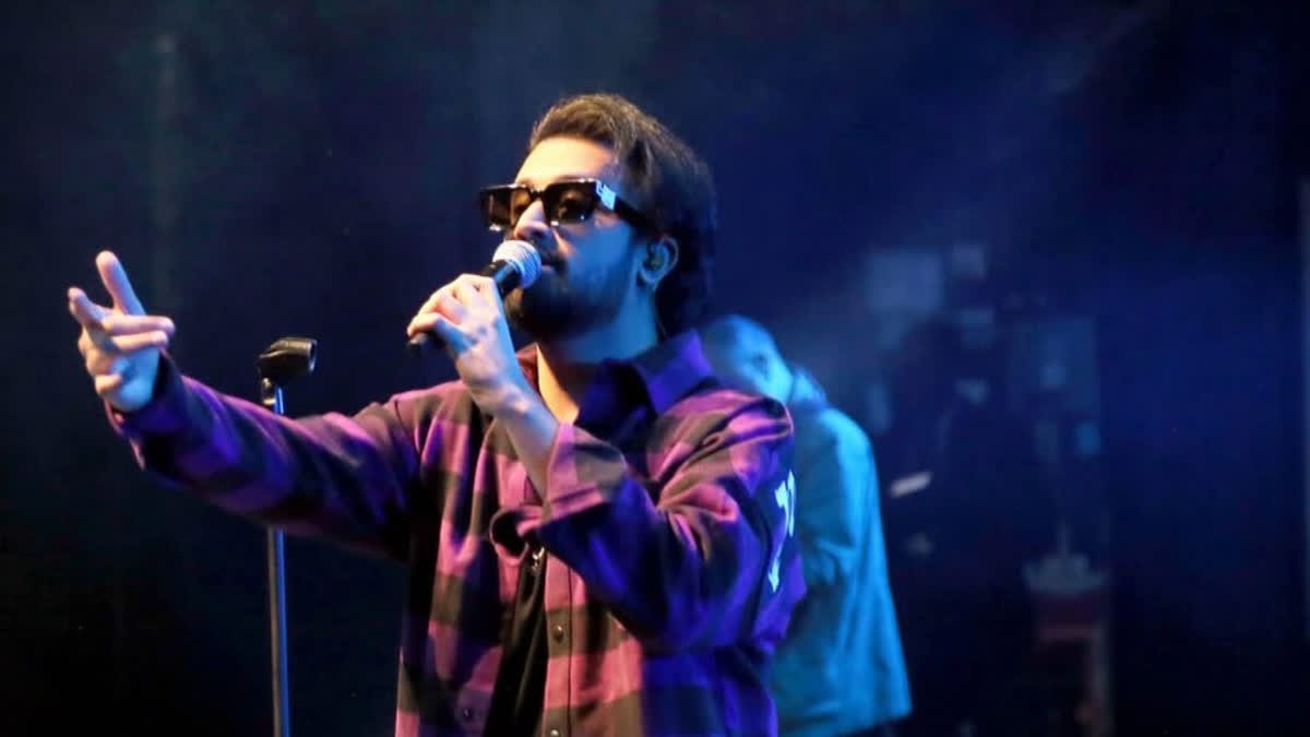 Singer Atif Aslam stopped his concert in the middle of his performance as some of his fans threw money at him. Read on to know how the Pakistani singer reacted.
