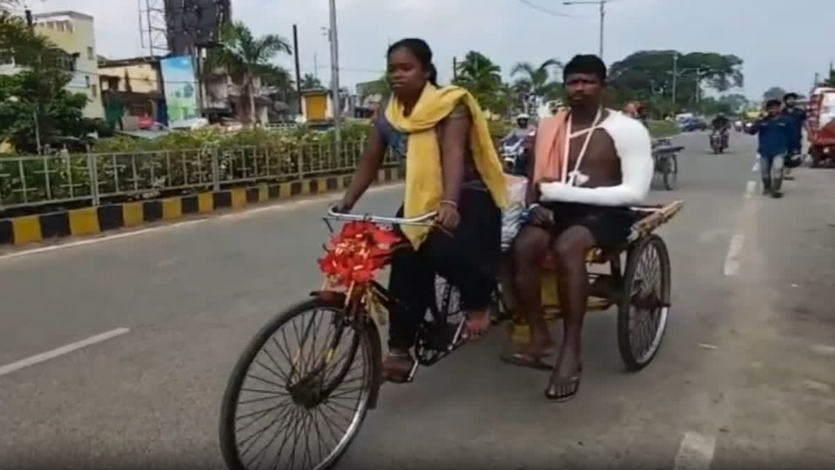 Daughter carries injured father on trolley for 35 kms in Odisha's Bhadrak