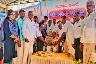 Shamanur Shivashankarappa felicitated in Janatha Darshana Programme