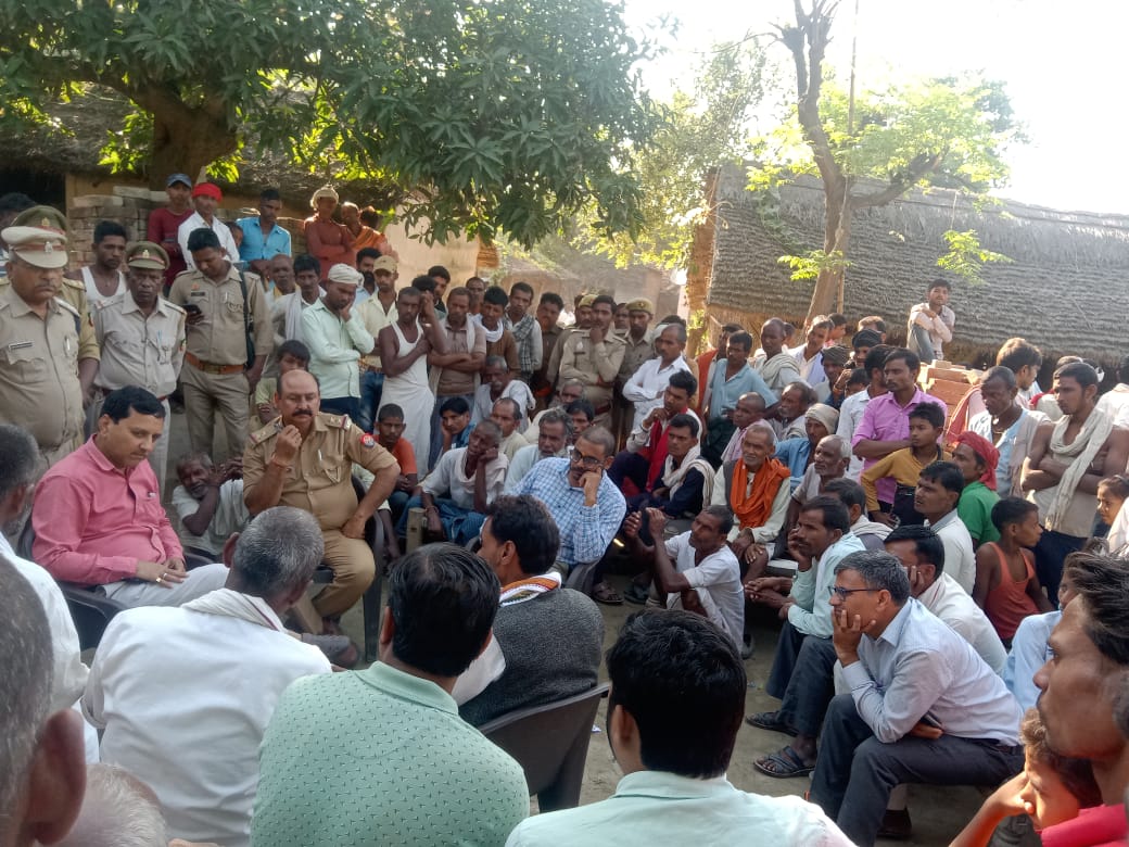 बहराइच में तेंदुए के हमले में महिला की मौत के बाद नाराज गांववालों को समझाती पुलिस और वन विभाग की टीम.