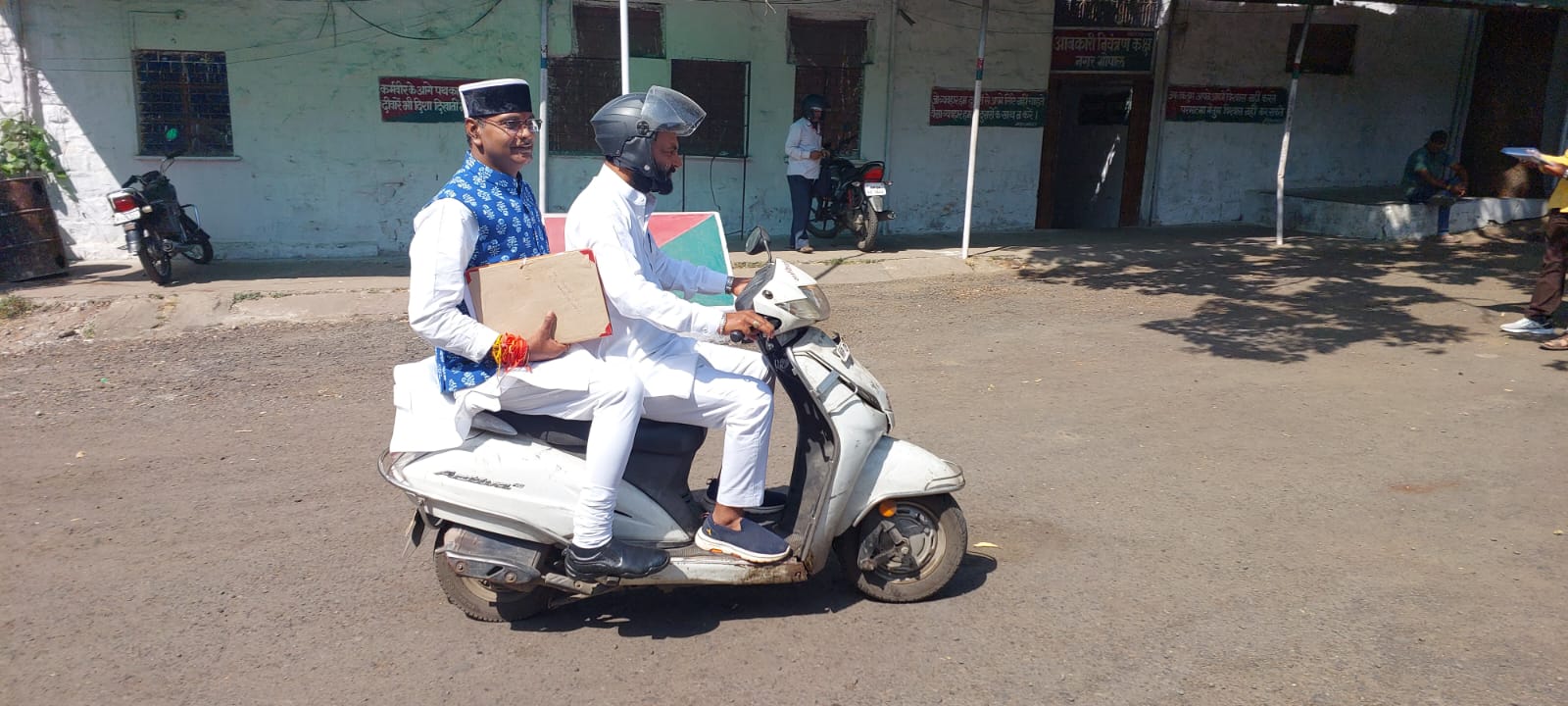 Vishwas Sarang arrived scooter submit nomination