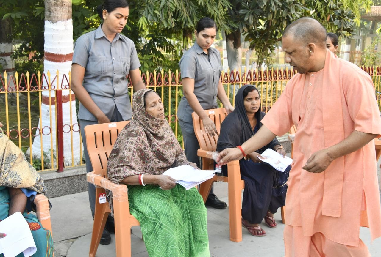 महिलाओं की शिकायतें संवेदनशीलता और प्राथमिकता से सुनने का निर्देश