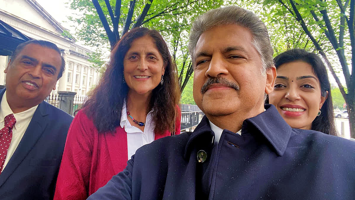 Chairman of the Mahindra group Anand Mahindra took a selfie with NASA Astronaut Sunita Williams along with Reliance Chairman Mukesh Ambani, and 3rdiTech Co-Founder Vrinda Kapoor in Washington DC