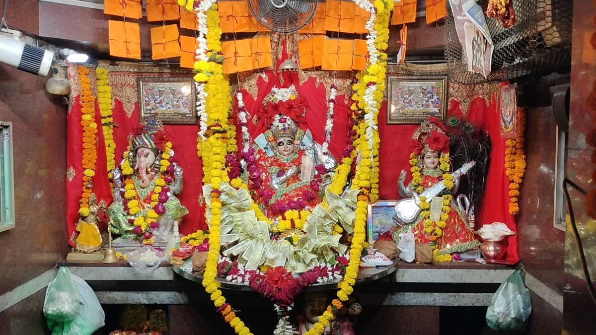 UNIQUE MAHALAXMI TEMPLE RATLAM DECORATION WITH CASH MONEY JEWELRY