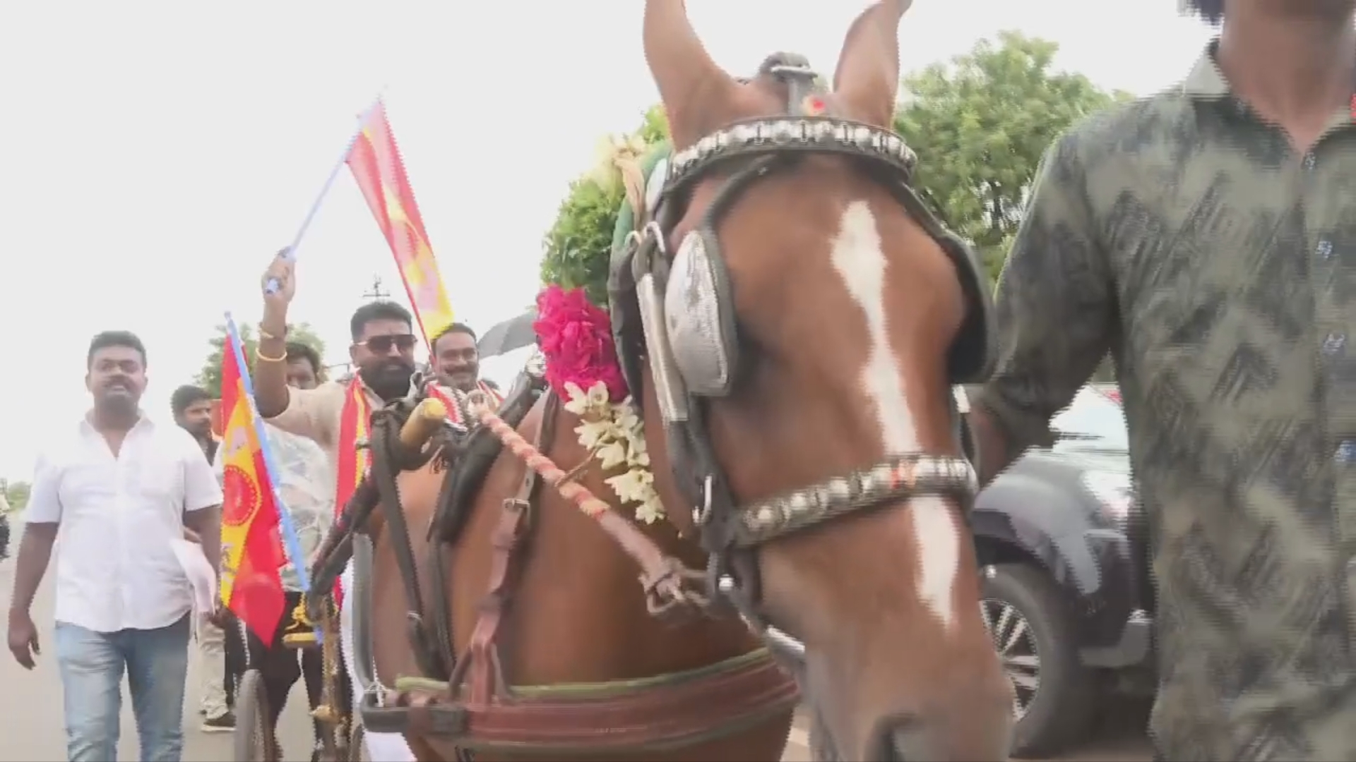 குதிரை வண்டியில் செல்லும் தொண்டர்கள்