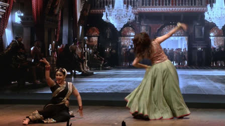 Vidya Balan won hearts for her grace after falling on stage while dancing with Madhuri Dixit.