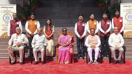 President Droupadi Murmu with Chhattisgarh Governor Raman Deka, Chief Minister Vishnu Deo Sai and others during the convocation ceremony