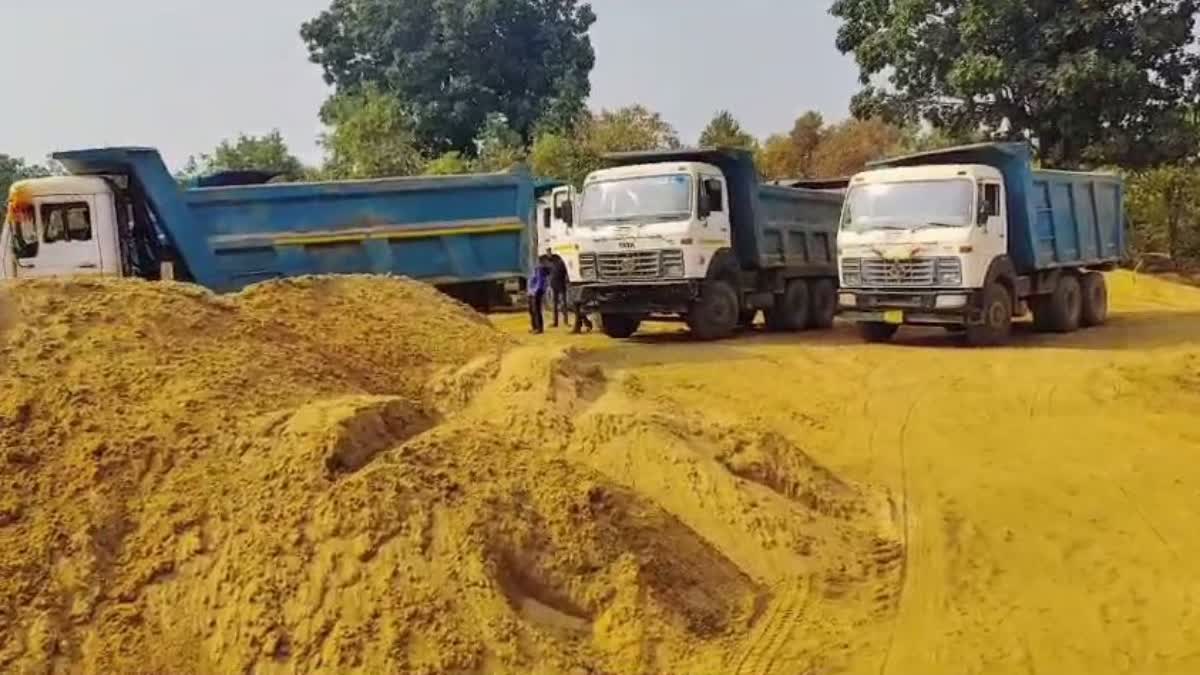 shahdol Sand mafia run tractor on Patwari