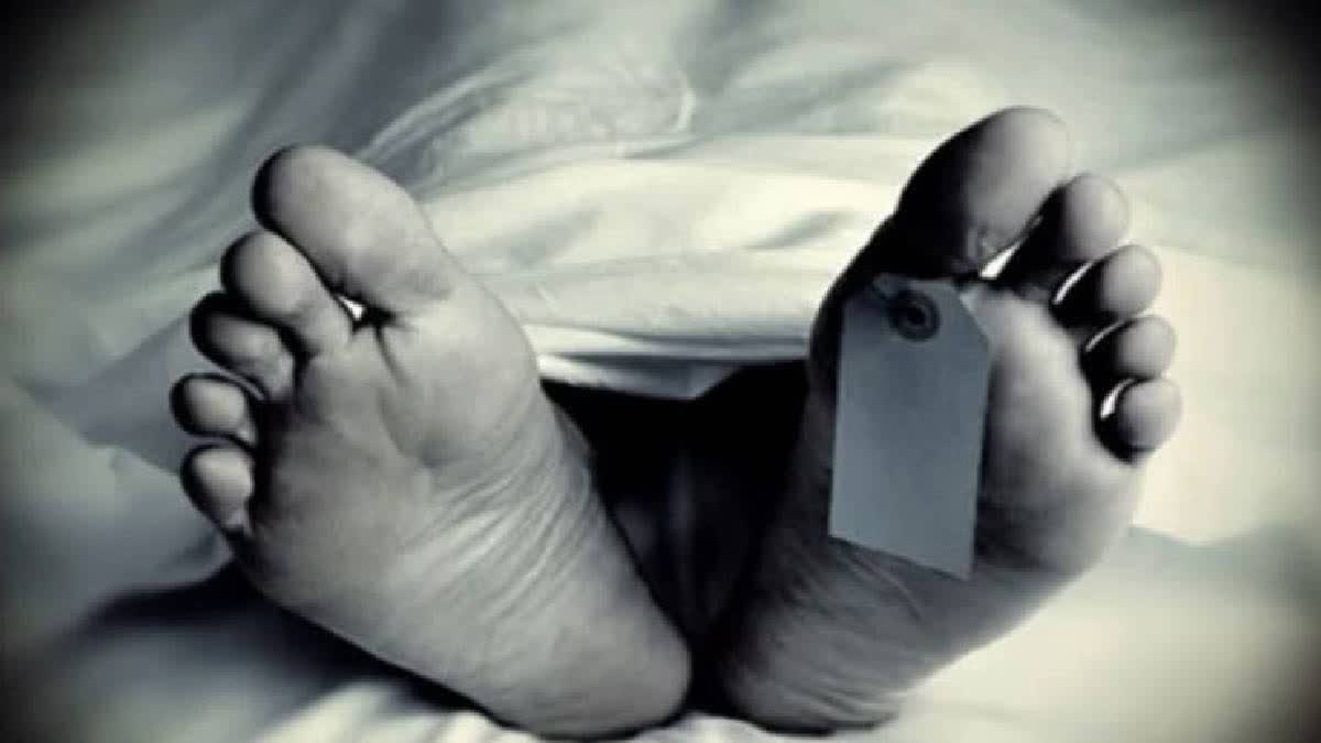 kanpur woman stabbed axed to death by boyfriend  kanpur woman stabbed axed to death by boyfriend up  axed to death by boyfriend In Uttar Pradesh  crime news  kanpur woman stabbed by boyfriend  യുവതിയെ കാമുകൻ കോടാലികൊണ്ട് വെട്ടിക്കൊന്നു  കാണ്‍പൂരിൽ യുവതിയെ കാമുകൻ കൊലപ്പെടുത്തി  കൊലപാതകം  കാമുകൻ കോടാലികൊണ്ട് വെട്ടിക്കൊന്നു  കാമുകൻ ഒളിവിൽ