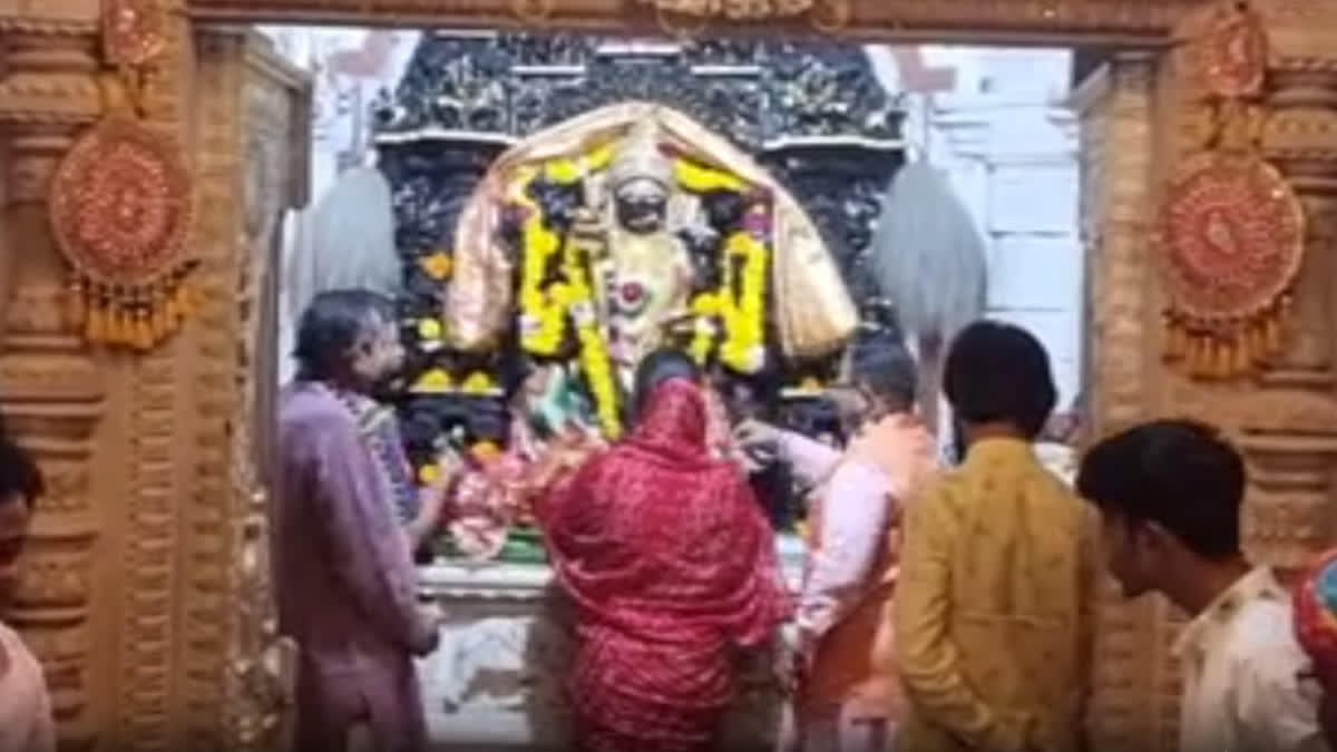 Vasundhara Raje visits Tripura Sundari Mandir