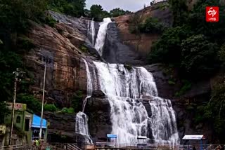 குற்றாலம் மெயின் அருவியில் இரண்டாவது நாளாக தொடரும் வெள்ளப்பெருக்கு