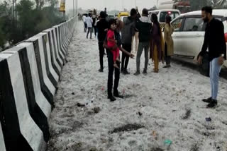 The residents of Rajlkot in Gujarat were delighted as rain accompanied by hailstones fell in many areas in a rare weather event. It's not Kashmir or Himachal Pradesh, but some areas in the city witnessed heavy rains with hailstones strong enough to blanket the town in white. Many areas in the city were inundated with rainwater accompanied by strong winds.